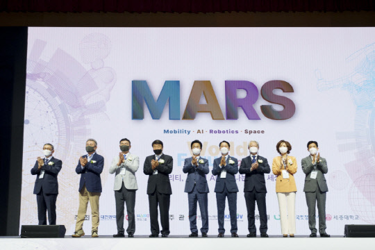 대전컨벤션센터에서 9일 열린 제1회 MARS 월드포럼에서 김상철(왼쪽 네번째) 한컴그룹 회장, 허태정(다섯번째) 대전시장 등이 비전 선포식을 하고 있다.   한컴 제공